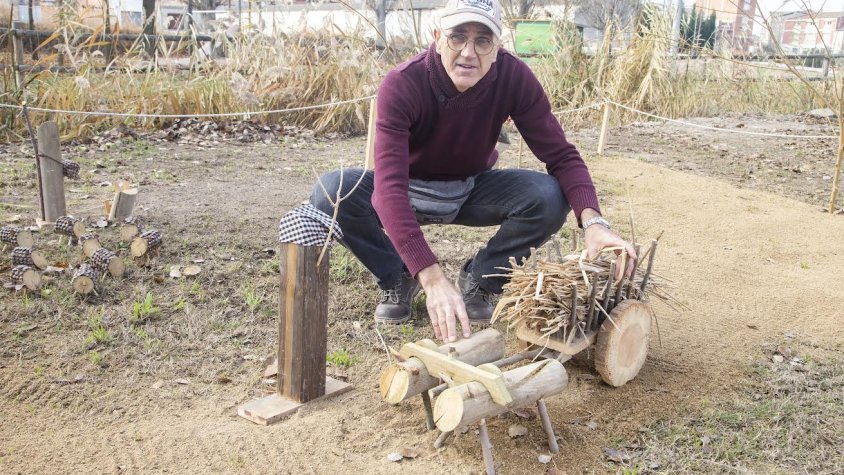 Nando Farré amb una de les figures del pessebre del Reguer