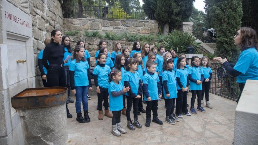 La Coral Infantil Mestre Güell cantant en la inauguració de la remodelació de la Font dels Cantaires
