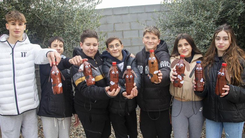 Els joves amb les ampolles dissenyades per ells mateixos