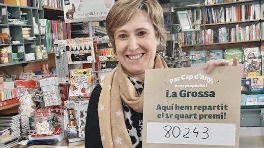 L'Anna Nuri Bertran mostrant el quart premi guardonat
