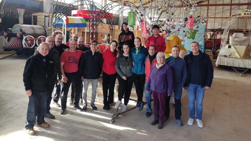 Voluntaris de la Comissió Cavalcada de BAT preparant les carrosses