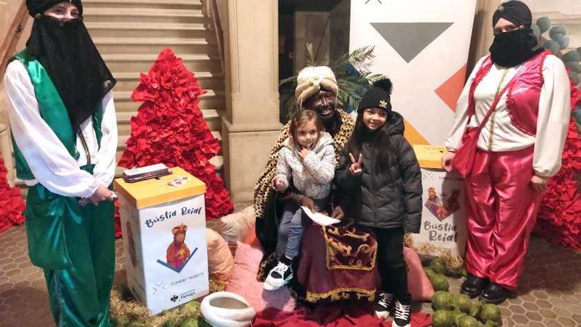 Infants entregant les cartes al patge Kassam