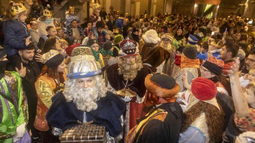 Els Reis i els patges entrant a l'església, plena de gom a gom
