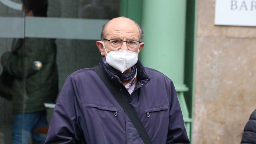 Un home sortint del Clínic amb la mascareta posada