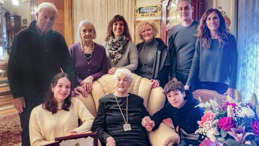 Fotografi de l'homenatjada amb autoritats i familiars