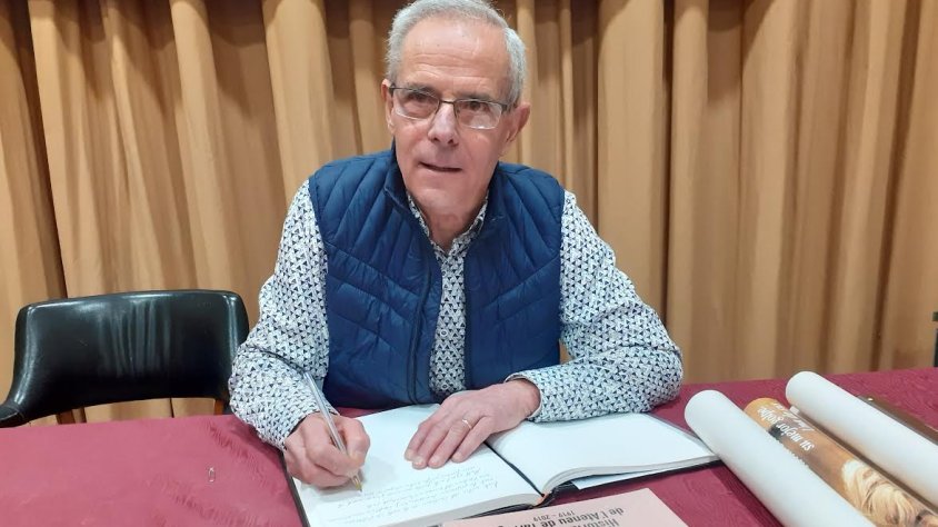 Pere Domingo firmant el llibre de la Societat Ateneu