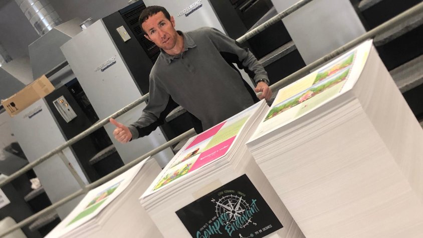 Arenas durant una visita a la impremta Anfigraf, on s'ha editat el conte