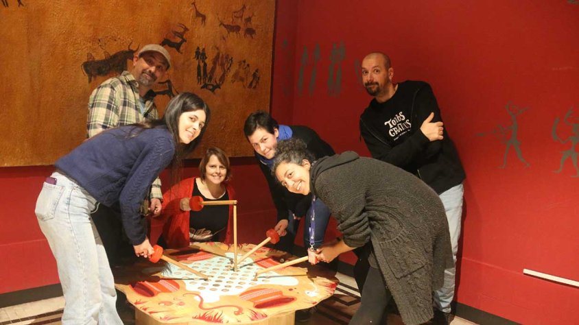 L'equip de la companyia de Bellpuig instal·lant els nous jocs al Museu d'Arqueologia de Catalunya