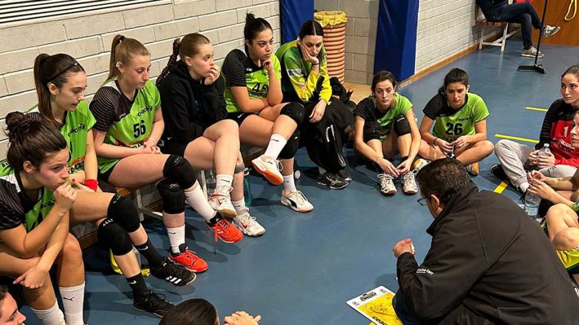 Indicacions de l'entrenador a les jugadores del Sènior