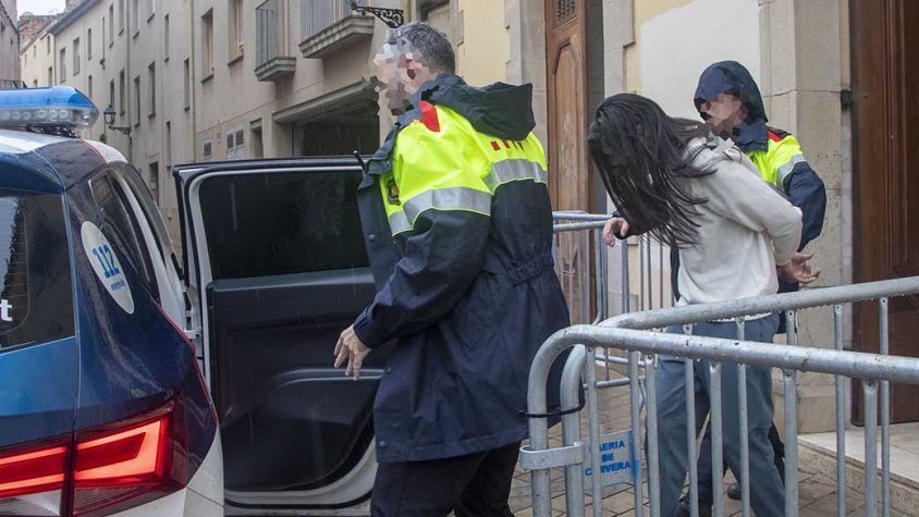 Un dels detinguts sortint del jutjat custodiat pels Mossos