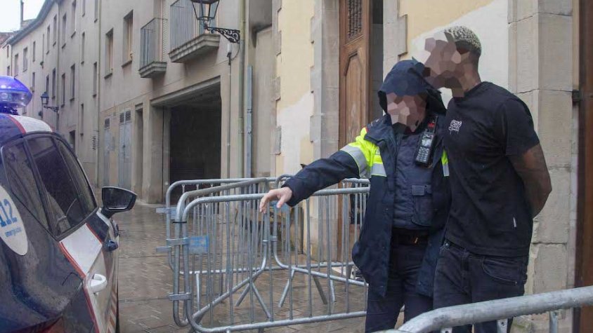 Un dels detinguts sortint del jutjat custodiat pels Mossos
