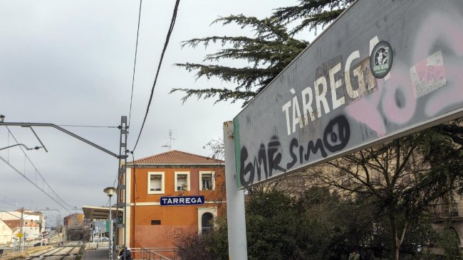 Grafitis al senyal a l’entrada de l’estació de Tàrrega