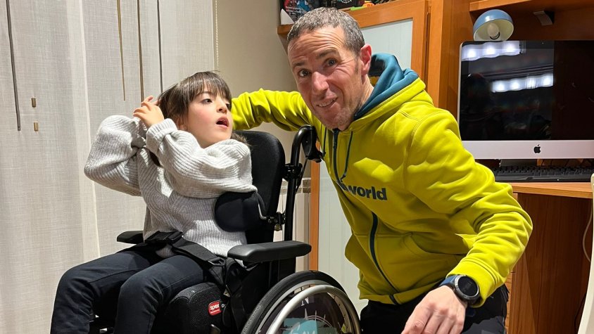 Arenas amb l'Aina i la cadira de rodes