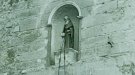La imatge de Sant Antoni a la façana de l’església medieval