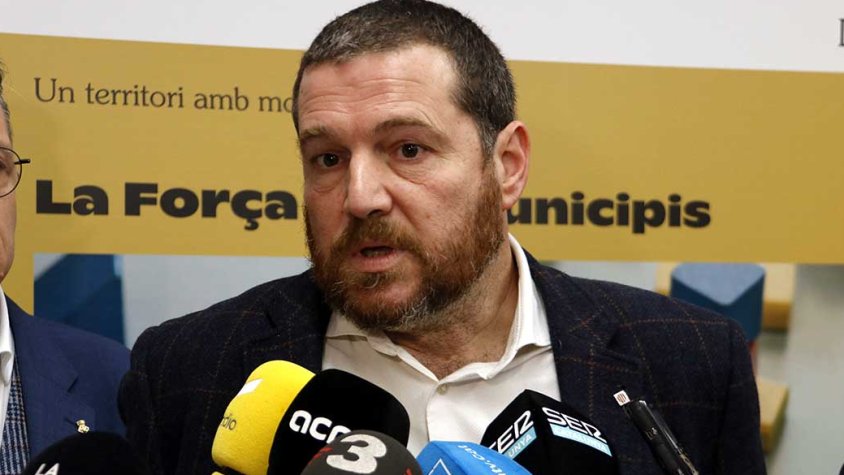 Marc Sanglas, secretari de Mobilitat i Infraestructures, amb el president de la Diputació, Joan Talarn