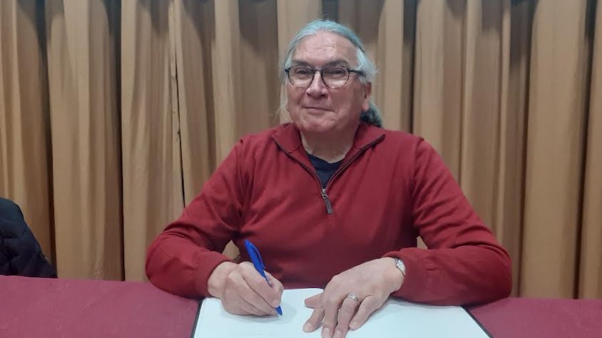 Signant el Llibre d'honor