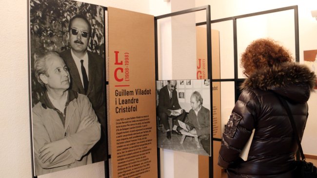 Una visitant ahir a l’exposició ‘Guillem Viladot i els creadors de Ponent’ a Lo Pardal d’Agramunt