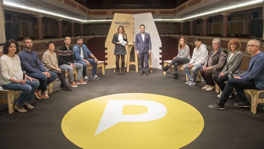 Aragonès i Patricia Plaja amb els deu veïns de Bellpuig al Teatre Armengol