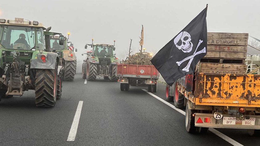 Tall de pagesos i tractors a l'A-2 a Fondarella