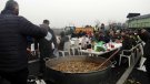 Cassola de tros, calçots i tot tipus d'avituallaments a l'A-2 per resistir les hores de la protesta del sector agrícola