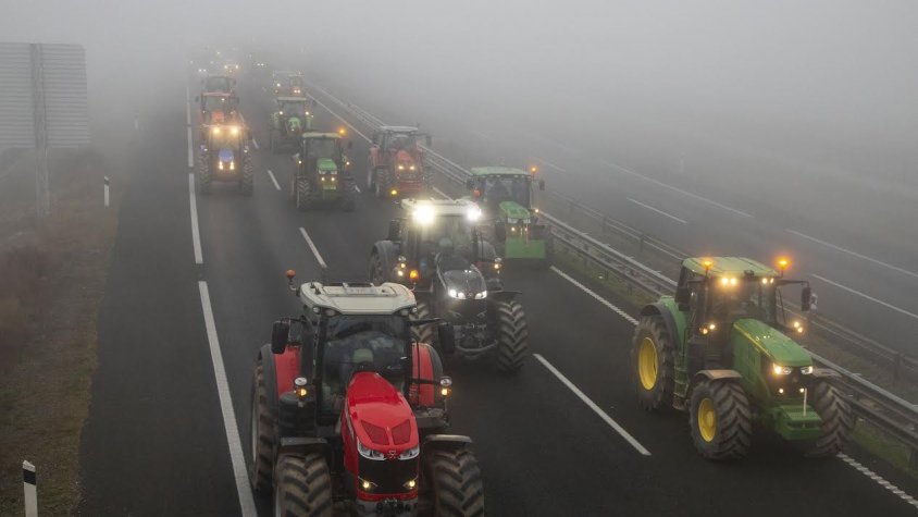 La marxa dels tractors al seu pas per l'A-2 a Fonolleres