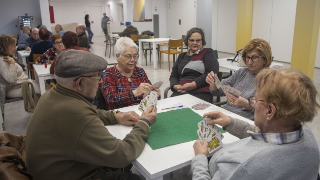 A l’espai Àgora comparteixen taula de joc i de tertúlia desenes de veïns