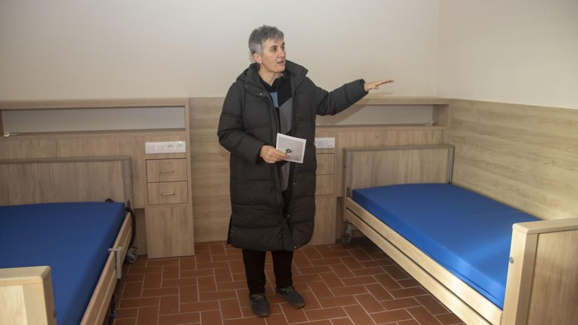 Maite Trepat mostrant una de les habitacions de la llar-residència per a persones amb discapacitat de l'espai La Bassa