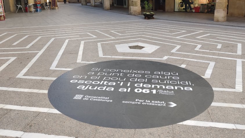 Vinil instal·lat al carrer del Carme