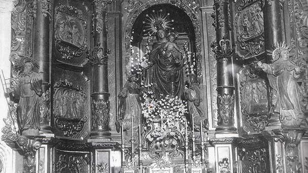 Retaule i altar de la Capella de la Mare de Déu del Roser, l'any 1928