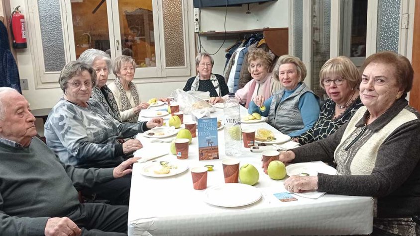 Alguns dels participants al sopar solidari