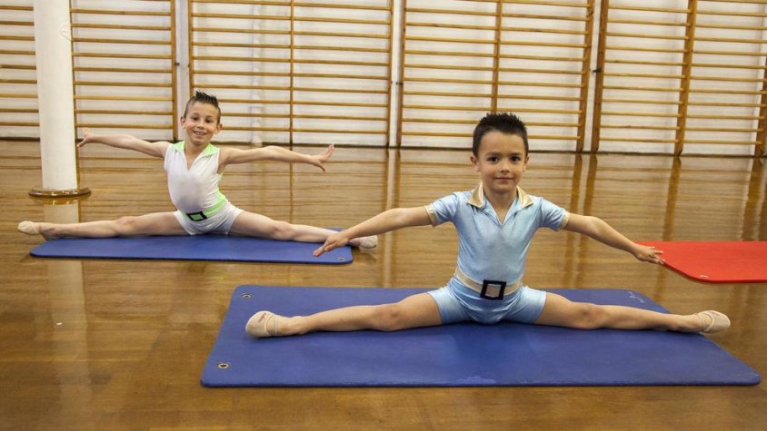 En primer terme, Albert Fernández, de 6 anys, i darrere Eduard Creanga, de 9, ahir fent l'espagueti en una sala del Gyas Club