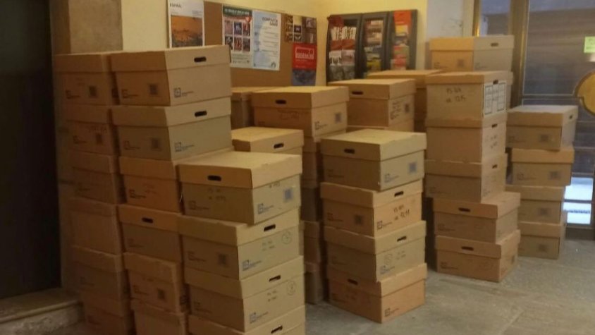 Caixes amb les restes òssies a l'entrada del Museu Tàrrega Urgell
