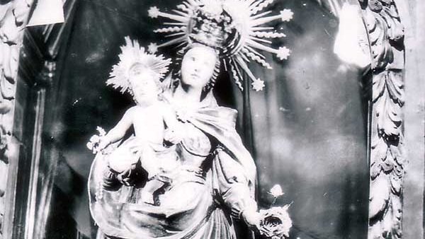 Detall imatge Mare de Déu del Roser a la capella de la Parroquial, any 1928