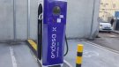 Instal·len punts de recàrrega per a vehicles elèctrics al pàrquing de l’avinguda de Catalunya