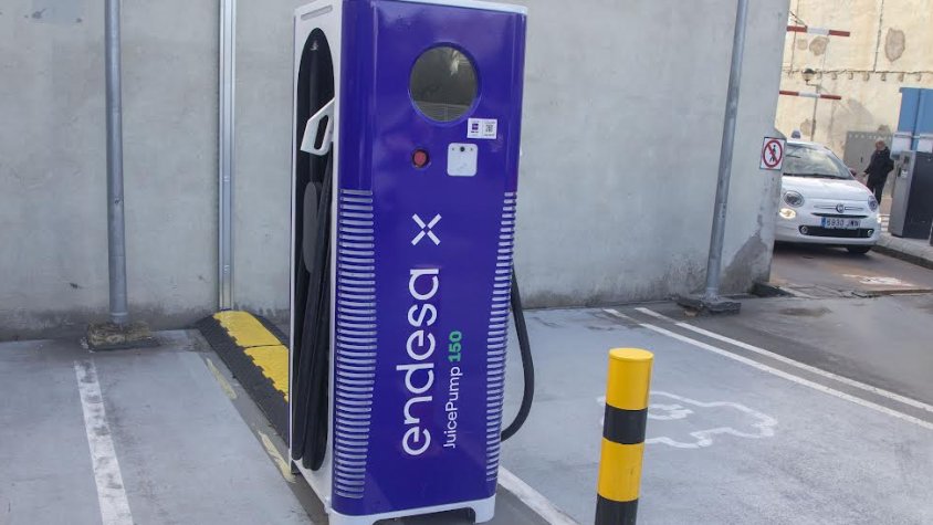 Un dels tres nous punts de càrrega per a vehicles elèctrics