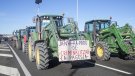 Centenars de tractors tallen l'A-2 a Tàrrega 