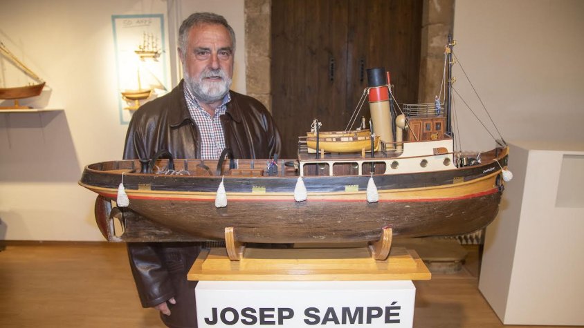 Josep Sampé amb una maqueta d'un Sanson, un dels vaixells que li ha fet guanyar més premis