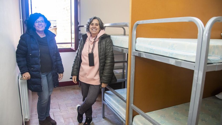 Àngels Cuscullola, responsable de l'Oficina de Turisme, i Agnès Huguet, responsable del refugi, en una de les habitacions