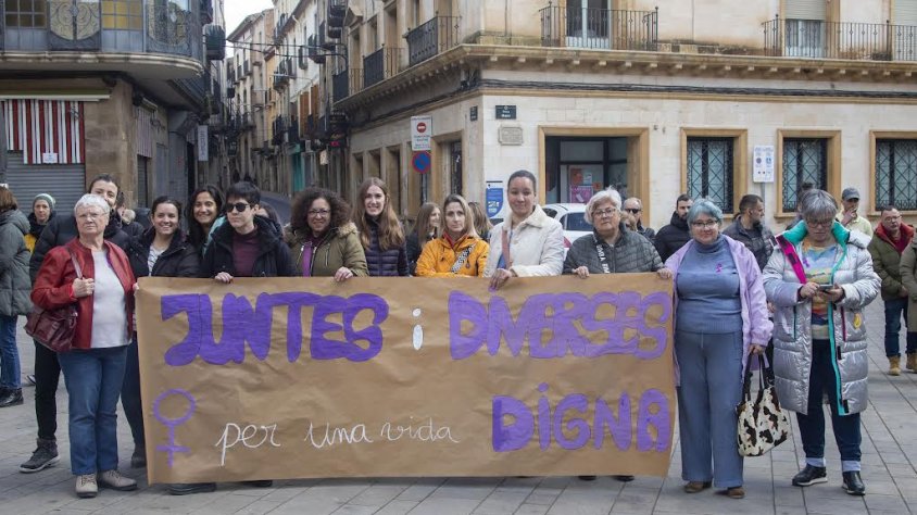 Participants amb una pancarta a la lectura del manifest el 8M