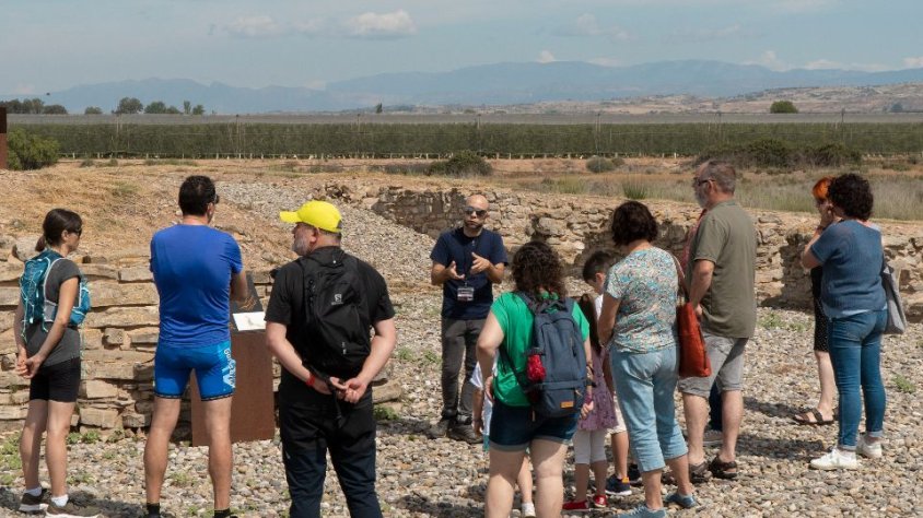 Imatge d'arxiu d'una visita guiada al jaciment ibèric