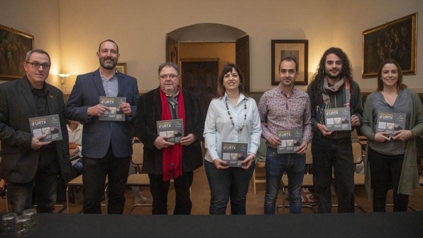 Un dels guanyadors de la beca amb representants institucionals