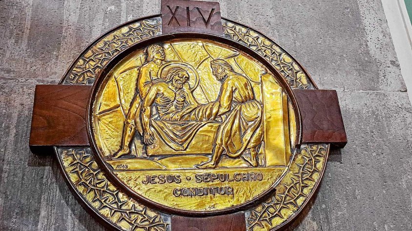 Segona estació del Via Crucis elaborat per Neus Mestres