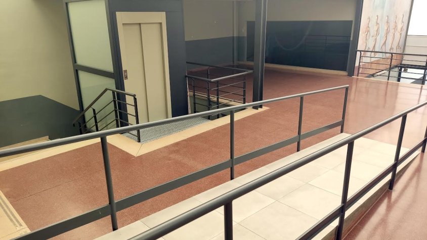 Rampa i ascensor habilitats al Pavelló Municipal d'Esports