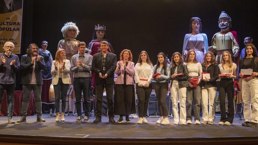 El guanyador de la categoria absoluta (cinquè per l’esquerra) amb autoritats i premiats en les categories infantil i juvenil