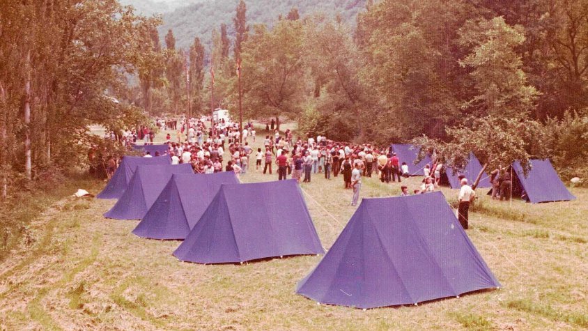 Imatge antiga d'unes colònies amb tendes de campanya
