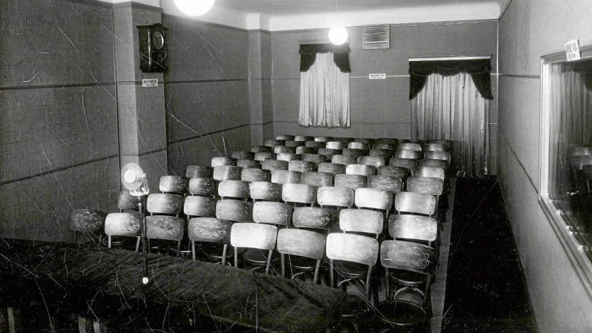 L'emissora local REM 35 va ser inaugurada a l'avinguda Catalunya número 17 el 1954