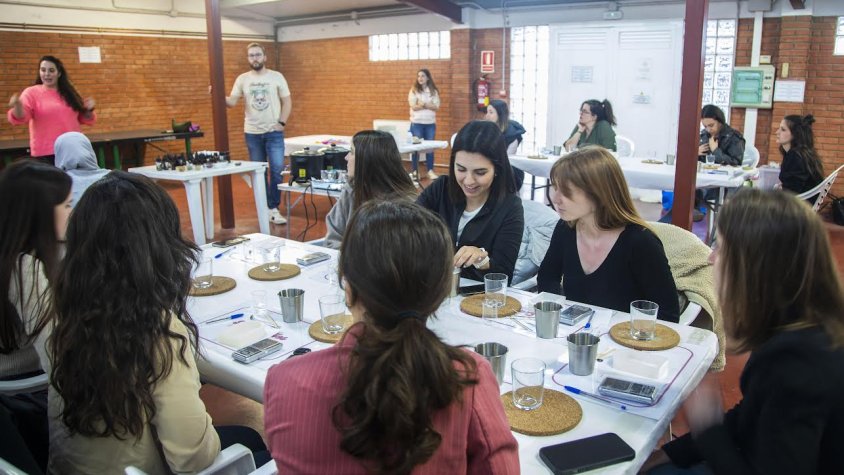 El taller d’espelmes creatives, ecològiques i veganes es va celebrar el passat 15 de març