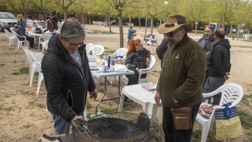 Veïns preparant el dinar