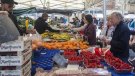 Concorregut mercat setmanal a Tàrrega tot i ser festiu