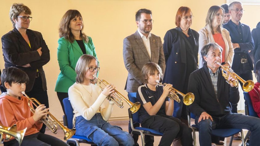 Aragonès i la consellera Simó amb l'alcaldessa en una classe del projecte del PEE Brass Band